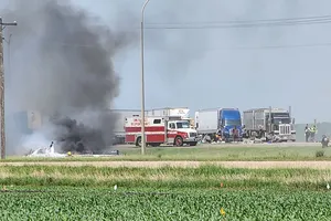 VIDEO: Xe buýt bốc cháy sau khi bị xe container tông, 15 người chết