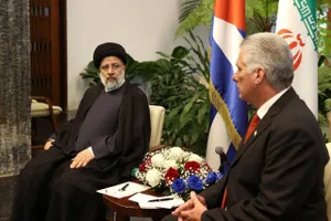 Tổng thống Iran - ông Ebrahim Raisi và Chủ tịch Cuba - ông Miguel Diaz-Canel gặp nhau tại thủ đô Havana (Cuba) ngày 15-6. Ảnh: IRNA