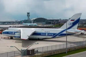 Máy bay Antonov-124 của Nga tại Sân bay Quốc tế Toronto Pearson (Canada). Ảnh: REUTERS