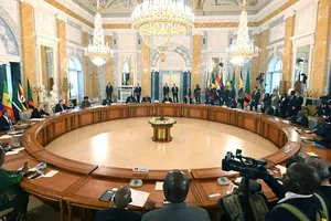 Tổng thống Nga Vladimir Putin gặp gỡ các nhà lãnh đạo châu Phi tại TP St. Petersburg (Nga) ngày 17-6 . Ảnh: SPUTNIK