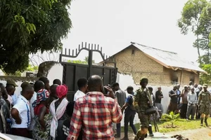 Phiến quân xông vào trường học, chém, thiêu chết hàng chục học sinh