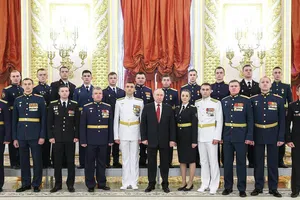 Tổng thống Nga Vladimir Putin và học viên học viện quân sự Nga tại Điện Kremlin (thủ đô Moscow, Nga) ngày 21-6. Ảnh: ĐIỆN KREMLIN