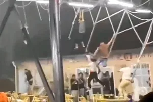 VIDEO: Gió mạnh thổi nhân viên nhà hàng bay lên trời 