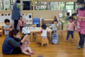Giáo viên mầm non tại Đài Loan đang chăm sóc trẻ em. Ảnh: AFP