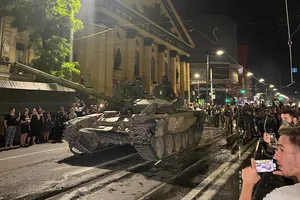 Binh sĩ Wagner rút khỏi trụ sở của Quân khu phía Nam Nga ở TP Rostov (Nga) để trở về căn cứ ngày 24-6. Ảnh: REUTERS