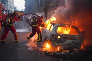 VIDEO: Cảnh sát đụng độ người biểu tình sau vụ thiếu niên 17 tuổi bị bắn chết 