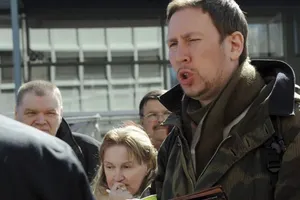 Vẽ bậy trong hầm đường sắt, phó thị trưởng bị đòi từ chức 