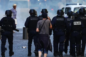 Cảnh sát giải tán những người biểu tình ở TP Marseille (Pháp) ngày 1-7. Ảnh: AFP