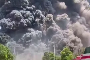 VIDEO: Nhà máy hóa chất phát nổ rồi cháy kinh hoàng