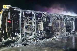 VIDEO: Xe buýt đâm dải phân cách rồi cháy trụi, thương tâm 25 người chết 