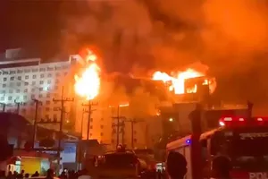 Hiện trường vụ cháy hộp đêm ‘6969’ ở quận Khan Toul Kork, thủ đô Phnom Penh (Campuchia) ngày 2-7. Ảnh: KHMER TIMES