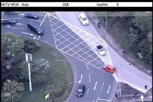 VIDEO: Ô tô lạng lách ngược chiều trốn cảnh sát 