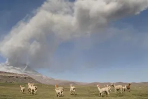 VIDEO: Núi lửa phun tro bụi mù mịt một vùng