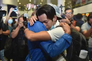 Một công dân Malaysia gặp lại người thân sau khi được giải cứu khỏi một tổ chức buôn người ở Myanmar vào tháng 12-2022. Ảnh: AFP