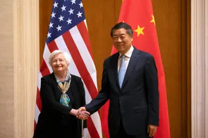 Bộ trưởng Tài chính Mỹ Janet Yellen (trái) và Phó Thủ tướng TQ Hà Lập Phong tại thủ đô Bắc Kinh (TQ) ngày 8-7. Ảnh: AFP