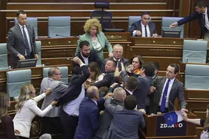 VIDEO: Ẩu đả, tạt nước ngay trong cuộc họp cơ quan lập pháp Kosovo