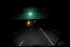 VIDEO: Sao băng xanh thắp sáng bầu trời 