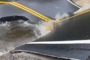 VIDEO: Đường oằn xuống rồi gãy đôi do lũ 