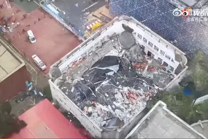 Sập mái sân vận động, 9 người chết