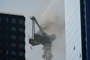 VIDEO: Cần cẩu bốc cháy, đổ sập ở trung tâm New York 
