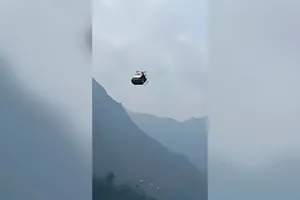 8 người lơ lửng trên cao 275 m vì đang ngồi cáp treo đi học thì cáp đứt dây