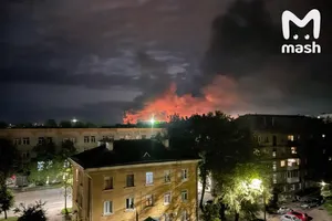 VIDEO: ‘Đàn UAV’ tấn công TP của Nga giáp NATO, Moscow đóng cửa không phận khu vực