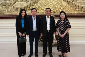 Ông Hun Sen chúc mừng ông Thaksin được giảm án