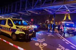 Khách du lịch bị tấn công gần tháp Eiffel, 1 người chết, 2 người bị thương