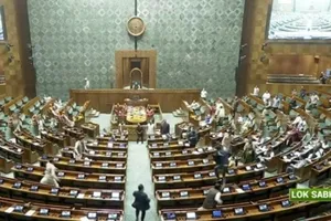 VIDEO: Mang bình gas xông vào khiến phiên họp của quốc hội Ấn Độ hoảng loạn