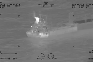 Mỹ nỗ lực cứu tàu chở 2.000 tấn pin, cháy hơn 2 ngày ngoài khơi Alaska