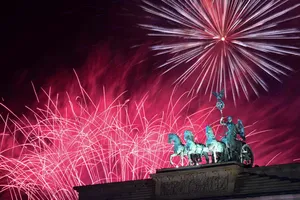 Ảnh, video: Châu Âu, Trung Đông, châu Phi rực rỡ pháo hoa đón chào năm mới 2024 