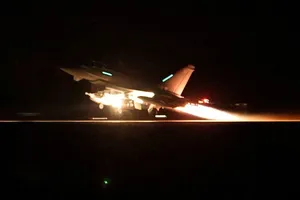 Houthis tấn công tàu chiến Mỹ và Anh ở Biển Đỏ 