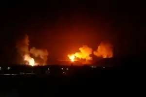 Mỹ và Anh không kích Houthis ở Yemen, theo lệnh ông Biden