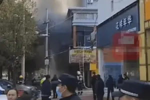 Trung Quốc: Toà nhà cháy khói mù mịt, 25 người chết