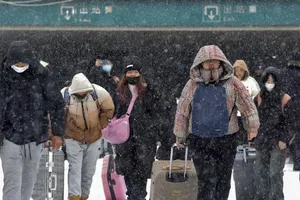 Mưa đá, tuyết và băng cản đường người dân Trung Quốc về quê đón Tết