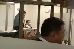 Ông Thaksin trình diện công tố viên về tội khi quân trong tình trạng ‘thực sự bị bệnh’