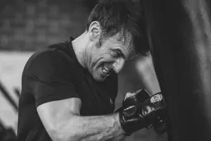 Ông Macron đấm bao cát