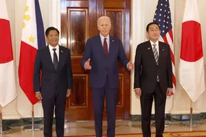 Cú bắt tay lịch sử của Mỹ-Nhật-Philippines