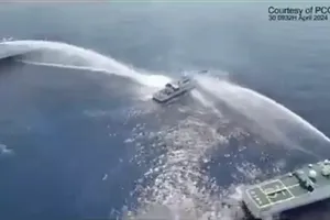 Philippines triệu tập đại biện Trung Quốc sau vụ phun vòi rồng ở bãi cạn Scarborough