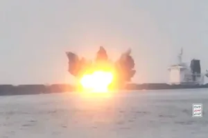VIDEO: Houthis đánh chìm tàu trên Biển Đỏ