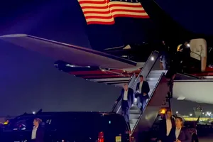 VIDEO: Ông Trump xuất hiện sau khi bị ám sát hụt, đi dự đại hội đảng Cộng hoà