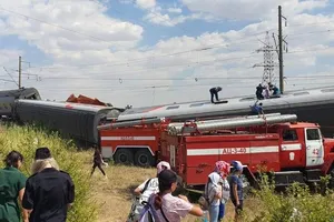 VIDEO: Tàu hỏa trật đường ray do tông phải xe tải, 140 người bị thương