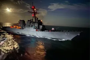 Mỹ không kích Houthis, trả đũa vụ tàu chiến bị tấn công