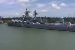 VIDEO: Tàu chiến Nga cập cảng Ấn Độ