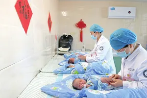 Xoay sở đủ cách để người trẻ kết hôn, sinh con