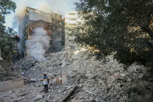 Israel không kích trụ sở tình báo Hezbollah; Lãnh tụ tối cao Iran thề ‘không chùn bước’ 