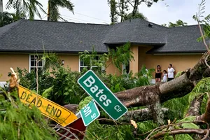 Bão Milton quét qua nước Mỹ với sức tàn phá khủng khiếp