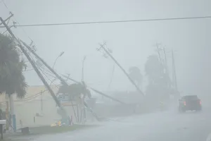 Bão Milton tiến sát Florida, gây gió mạnh, sóng lớn