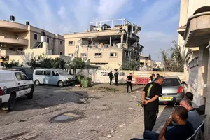 Israel hứng rocket, 19 người bị thương; Lãnh đạo tối cao Iran tuyên bố trả đũa; Mỹ tăng tàu, máy bay đến Trung Đông