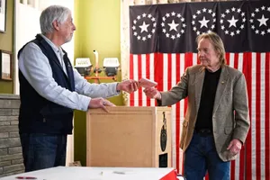 Dân một thị trấn nhỏ đi bỏ phiếu, ông Trump và bà Harris hòa nhau